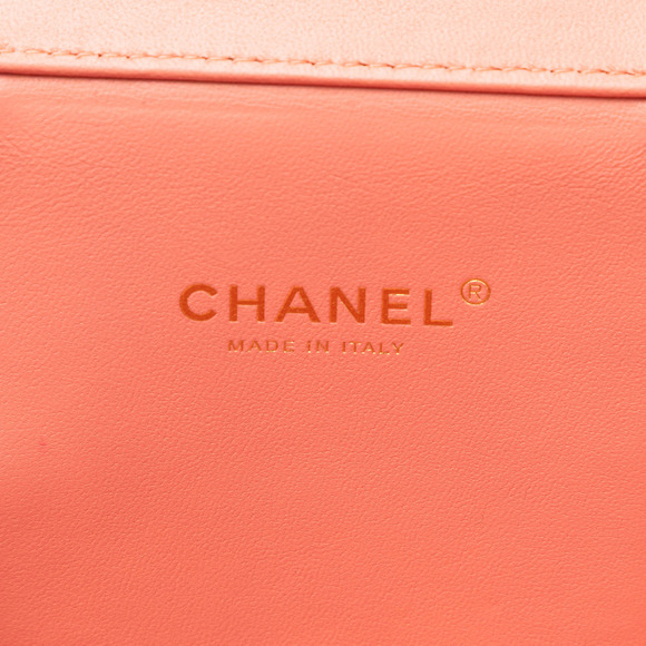 Pre-Loved Chanel Quilted Patent Afternoon Tea Vanity Case with Chain - Picture 6 of 8